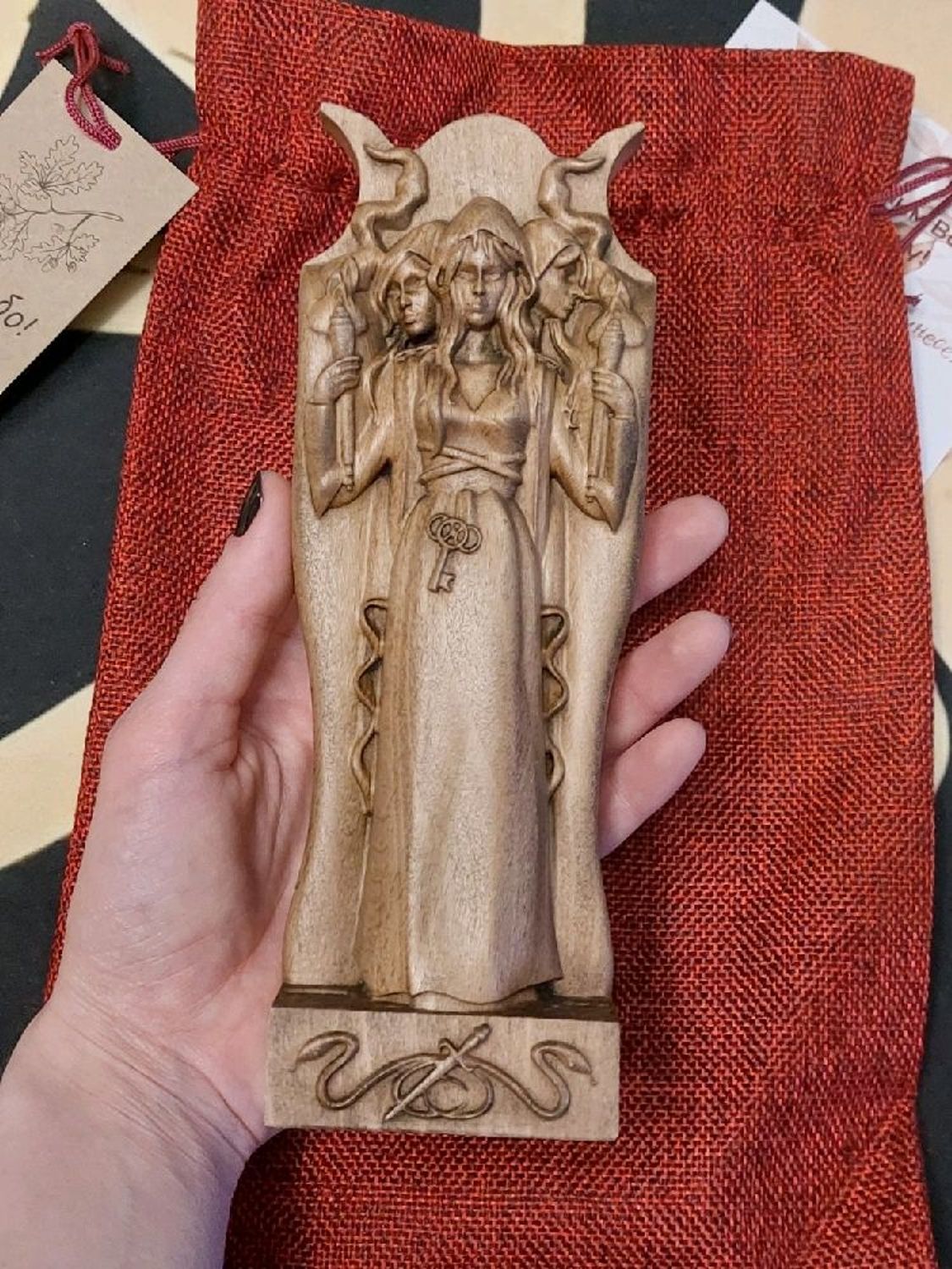 Photo №5 к отзыву покупателя Sara о товаре Геката богиня статуэтка повелительница колдуний, ритуальная атрибутика