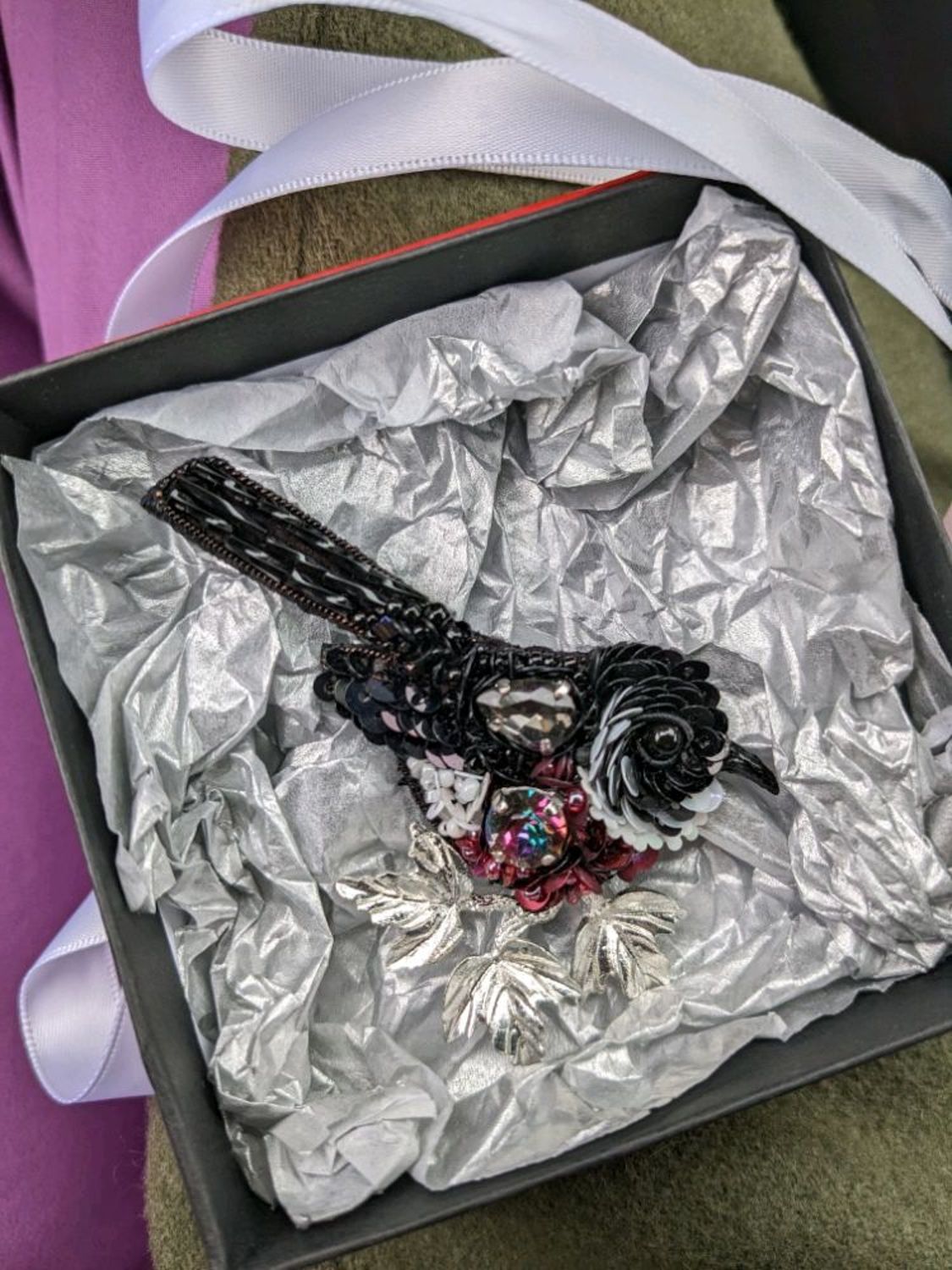 Фото №1 к отзыву покупателя Юлия о товаре Брошь-булавка птичка, уникальный подарок брошь из бисера