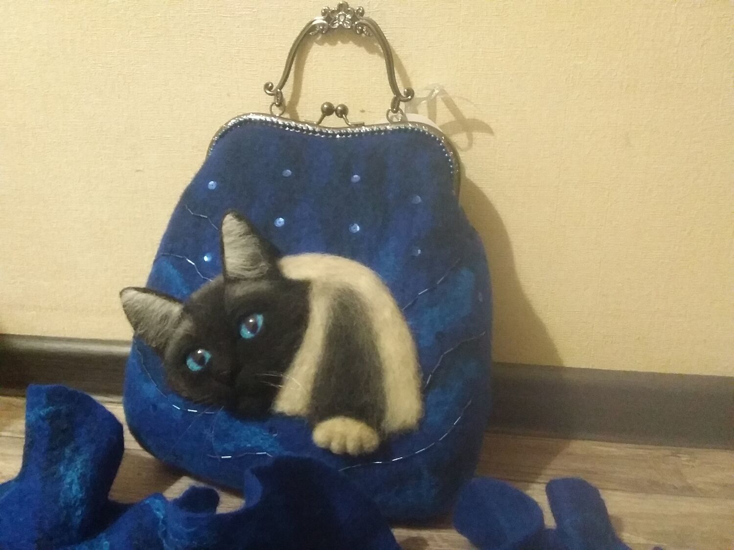 Фото №3 к отзыву покупателя fktrcltl о товаре Сумка синяя Кот / женская вечерняя валяная сумочка / сумка из шерсти