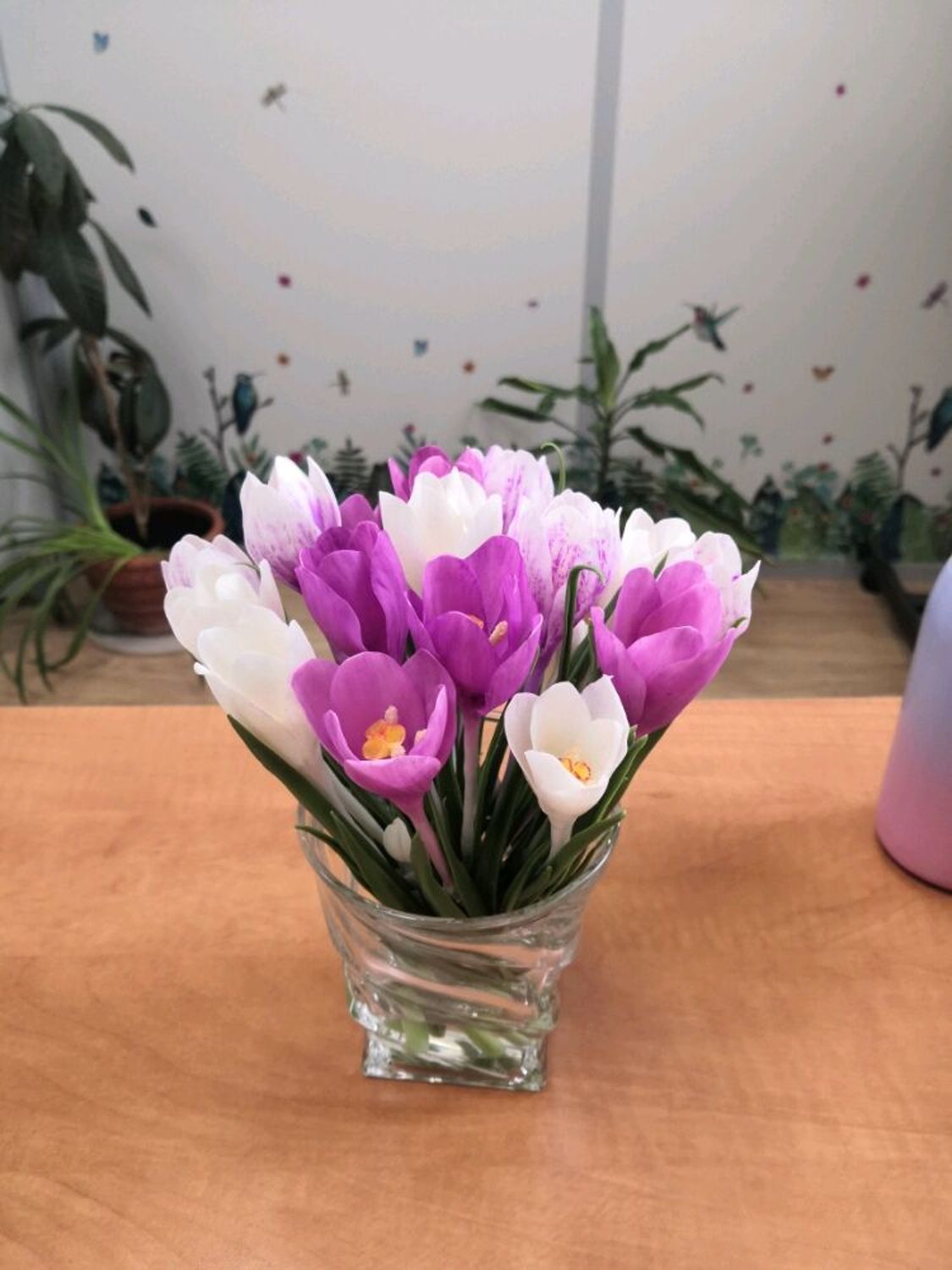 Фото №1 к отзыву покупателя Баталова Анастасия о товаре Крокусы из холодного фарфора в вазе с имитацией воды