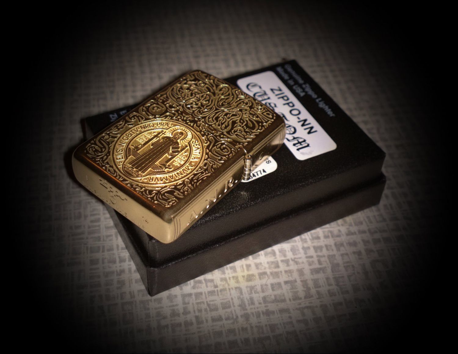 Фото №1 к отзыву покупателя Алексей о товаре Зажигалка Zippo Armor "Constantine" Premium Light