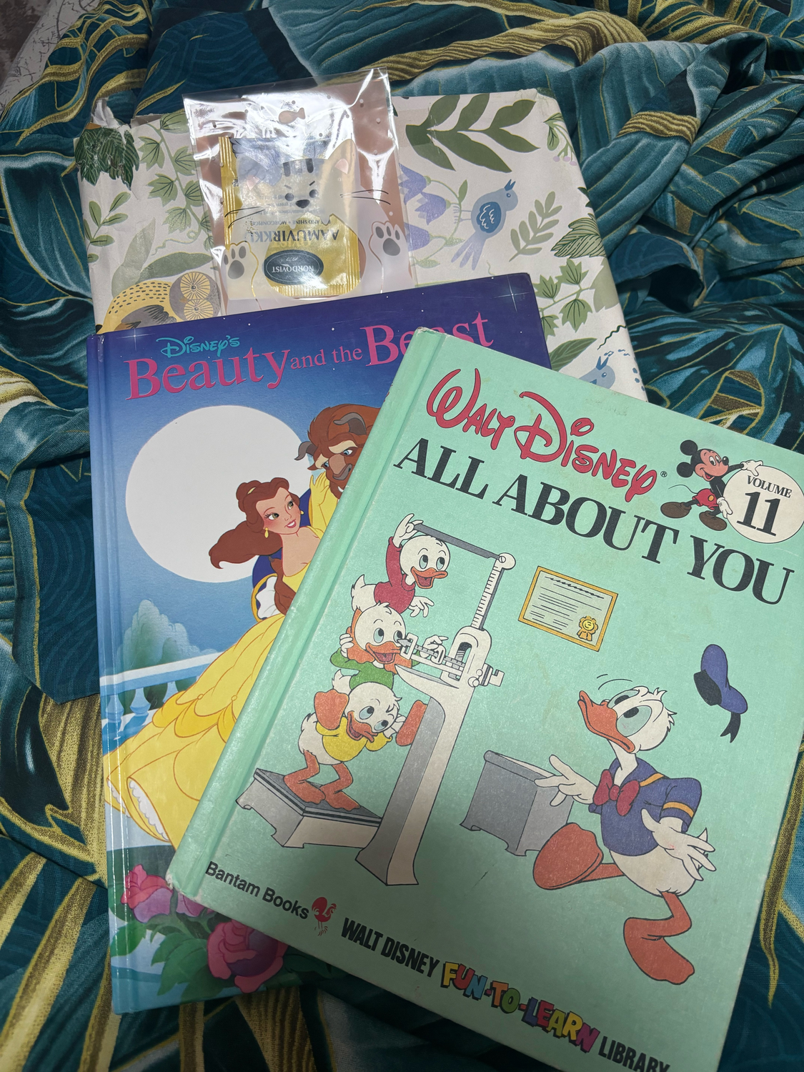 Фото №1 к отзыву покупателя Анна о товаре Винтаж: Книги винтажные: Walt Disney "All about you" и еще 1 товар