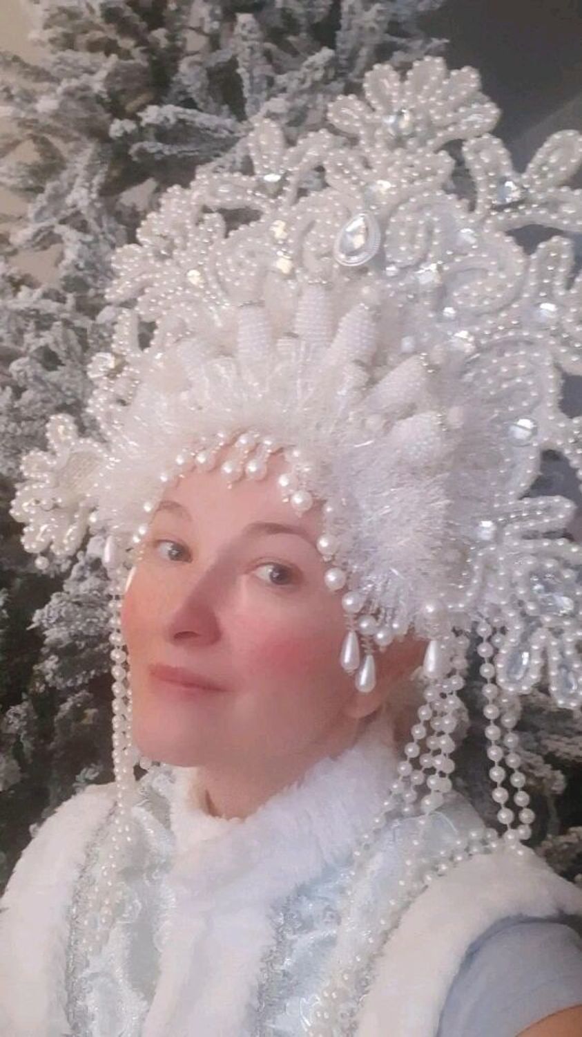 Photo №2 к отзыву покупателя Ekaterina о товаре Кокошник для Снегурочки в русском стиле