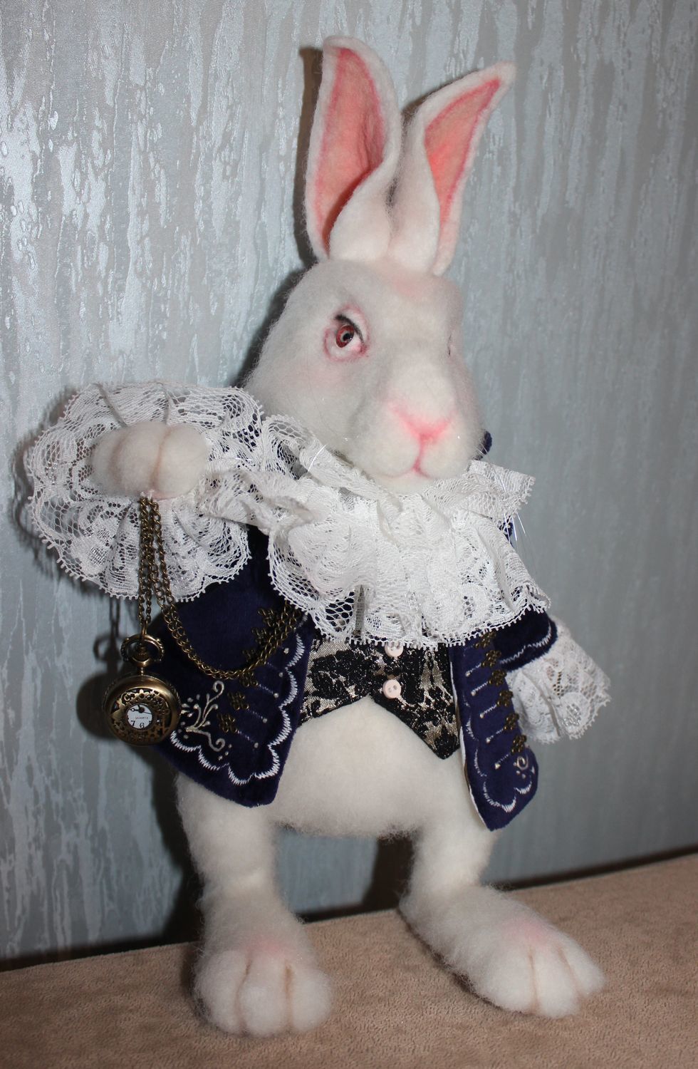 Photo №2 к отзыву покупателя Kuvshinov Dmitrij о товаре Белый кролик из Алисы в стране чудес заяц игрушка из шерсти
