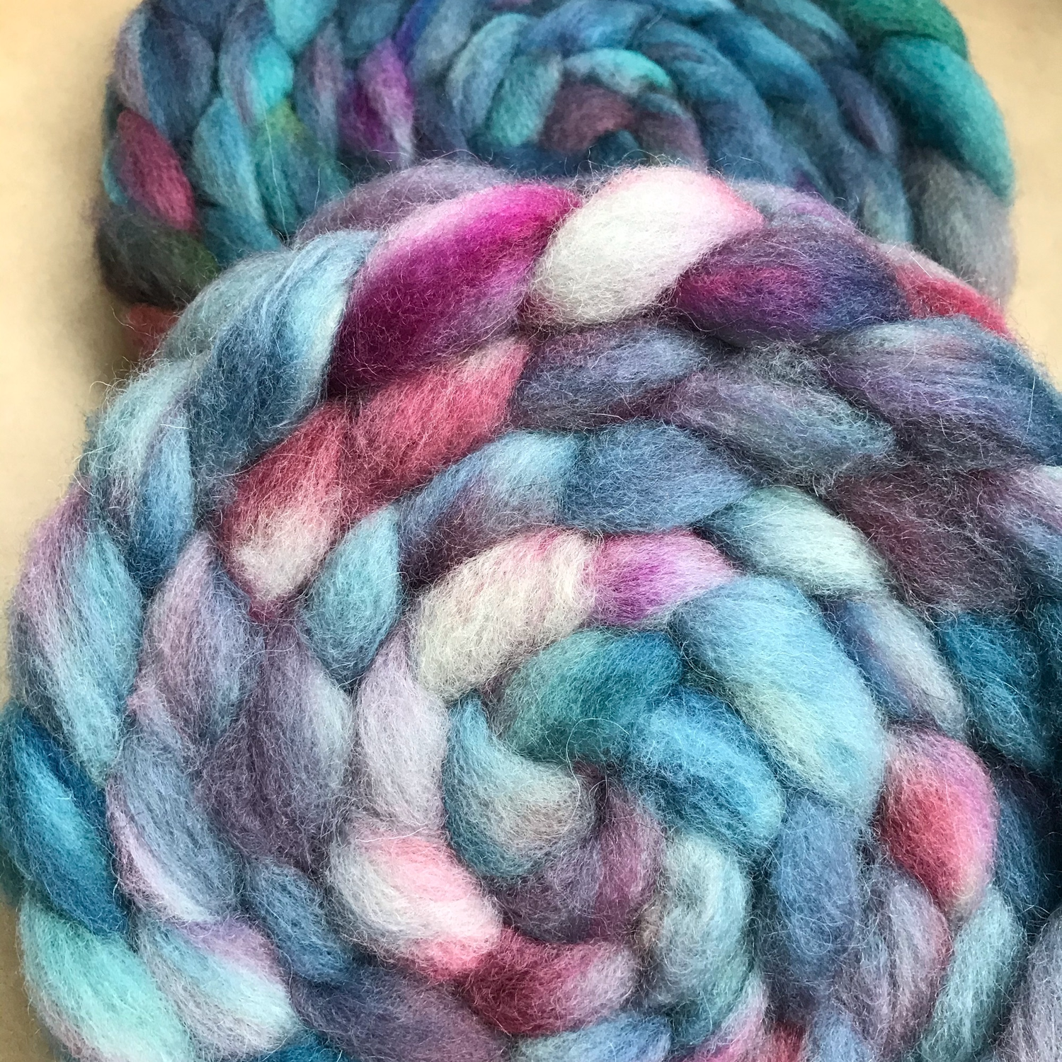 Фото №1 к отзыву покупателя chalsey_knittingthings о товаре Шерсть белая очень мягкая  натуральная овечья для прядения, валяния