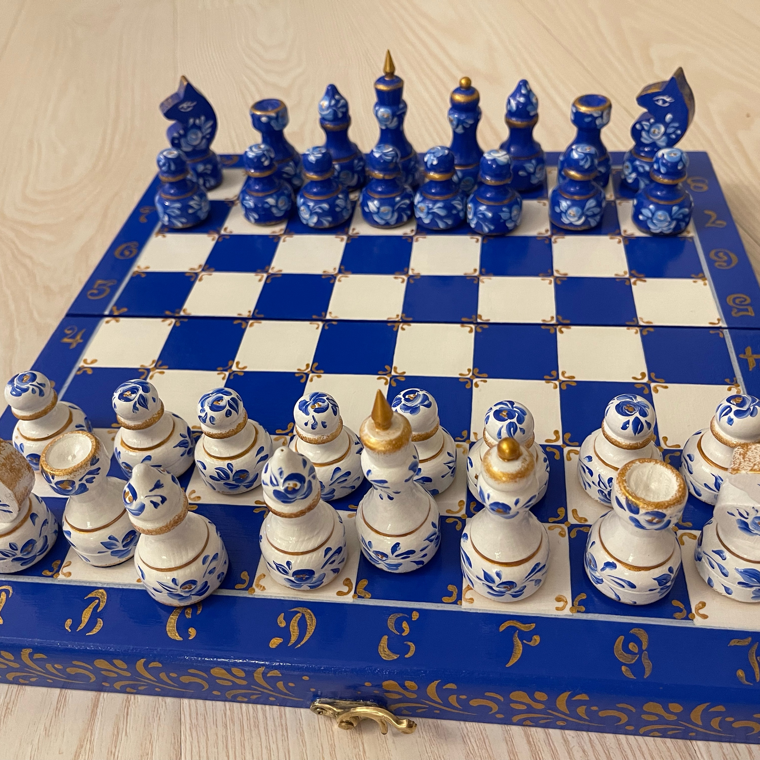Photo №2 к отзыву покупателя Marina Andriyanova о товаре Шахматы + шашки из дерева "Гжель", ручная роспись