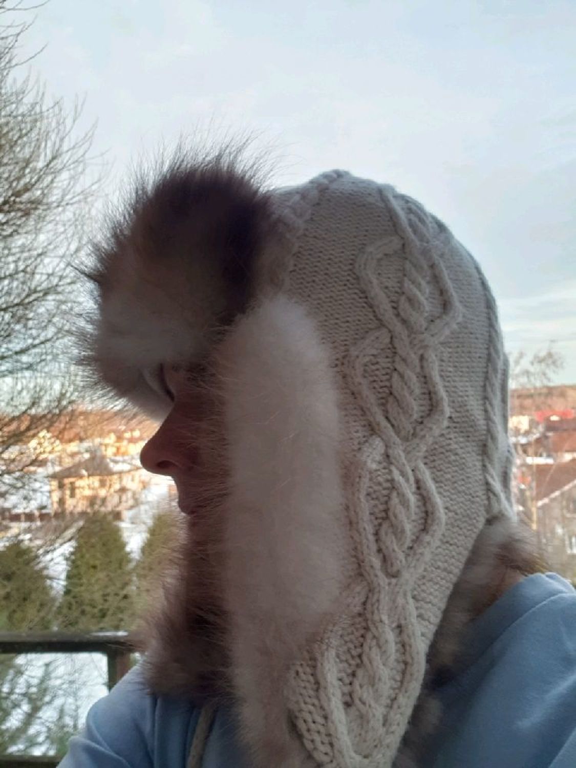 Photo №2 к отзыву покупателя Mariya о товаре Вязаная шапка ушанка с мехом куницы.