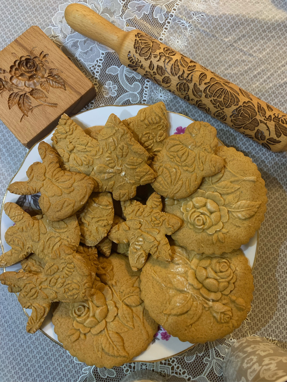 Photo №2 к отзыву покупателя Natalya Netkacheva о товаре Скалка: Розы с пчёлками and 1 more item