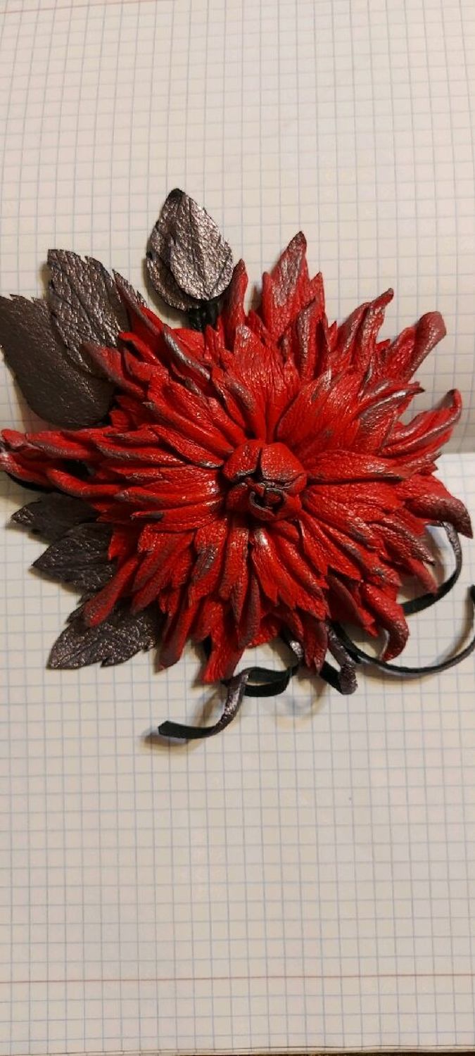 Фото №4 к отзыву покупателя Tatyana Glinskaya о товаре Брошь красный цветок из кожи с серебристыми листиками