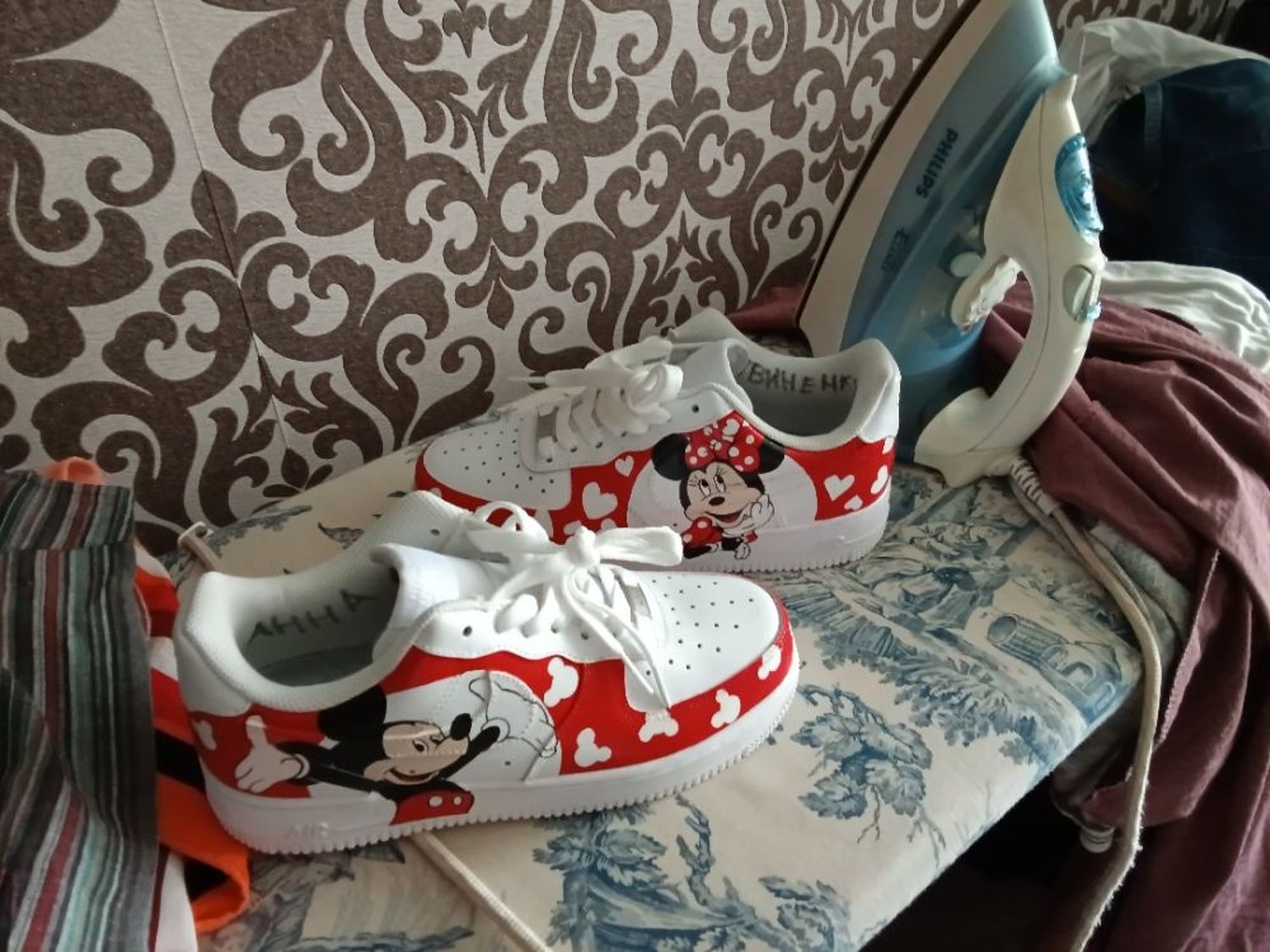 Фото №1 к отзыву покупателя Наталья о товаре Кроссовки белые Nike Air Force 1 унисекс, кастом Маус, ручная роспись