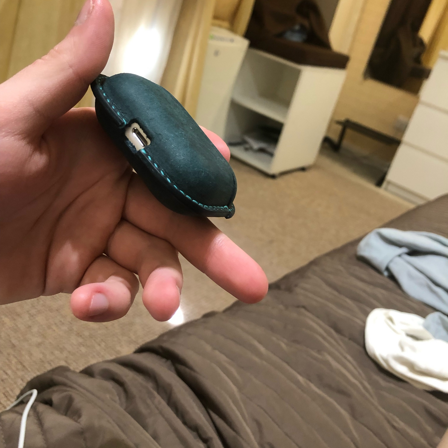 Фото №5 к отзыву покупателя Иван Смирнов о товаре Чехол для AirPods Pro из натуральной кожи синий бирюзовый аирподс про