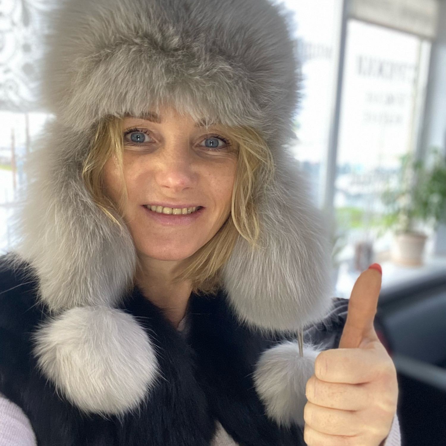 Фото №1 к отзыву покупателя Марина о товаре Шапка-ушанка из песца "Зима юная" дымчатый беж
