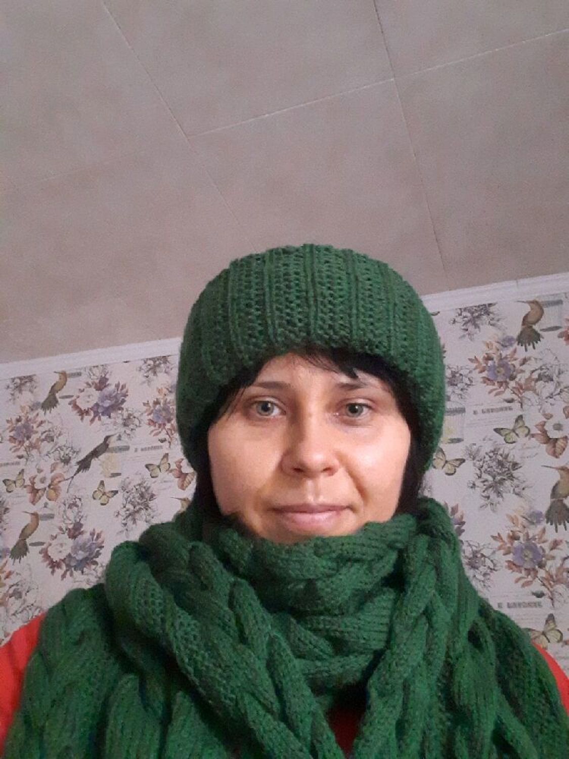 Фото №1 к отзыву покупателя Светлана о товаре Женский комплект шапка такори и объёмный шарф с косами.
