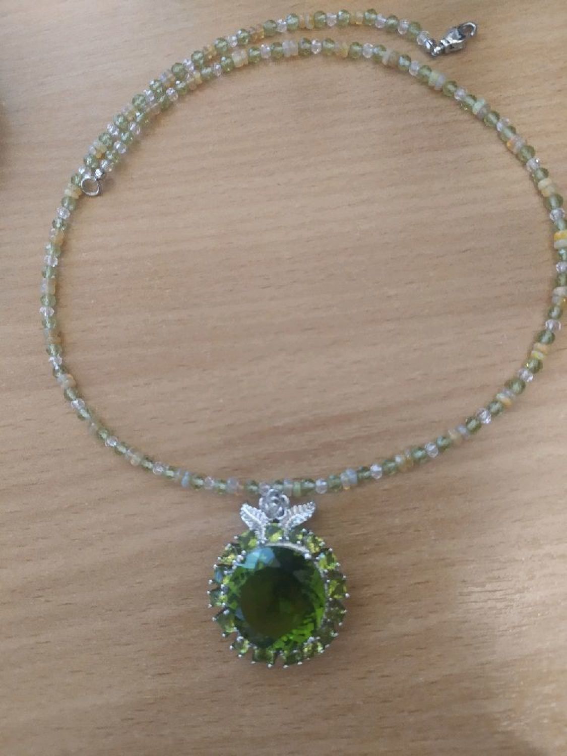 Photo №1 к отзыву покупателя jewelry with stone and beads о товаре Кулон : " Соломея " с перидотом.