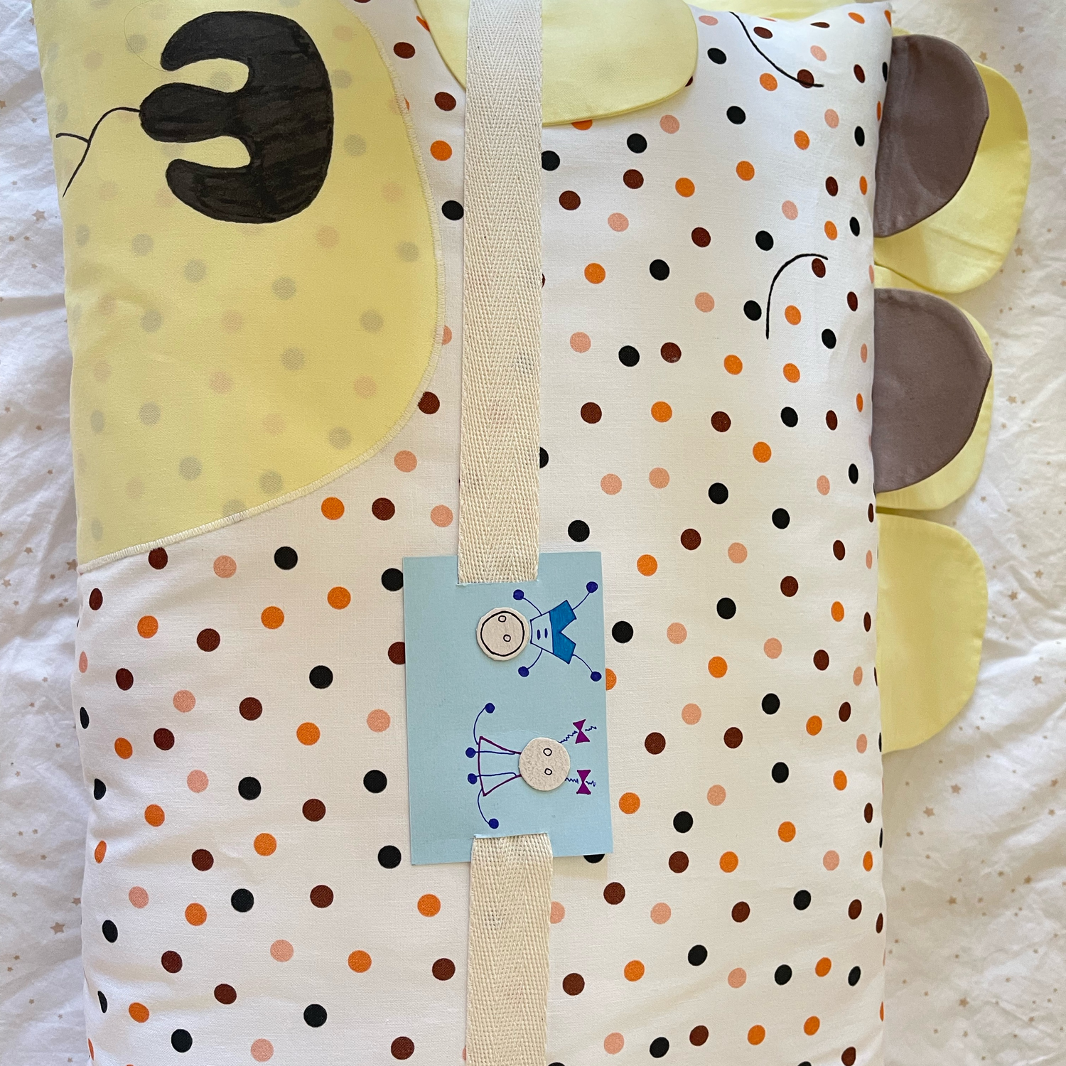 Photo №2 к отзыву покупателя Angelababy о товаре Подушка для ребёнка с декоративными элементами «Лёвушка», ручная работ