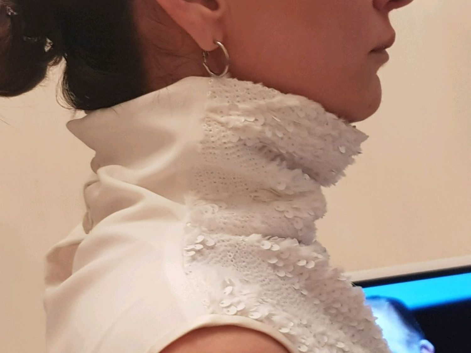 Photo №2 к отзыву покупателя Stella о товаре Блуза белая с пайетками