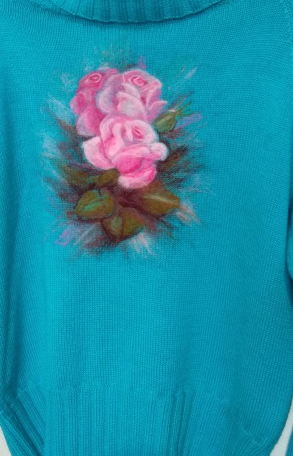 Фото №1 к отзыву покупателя Вероника о товаре Вязаный свитер с розами