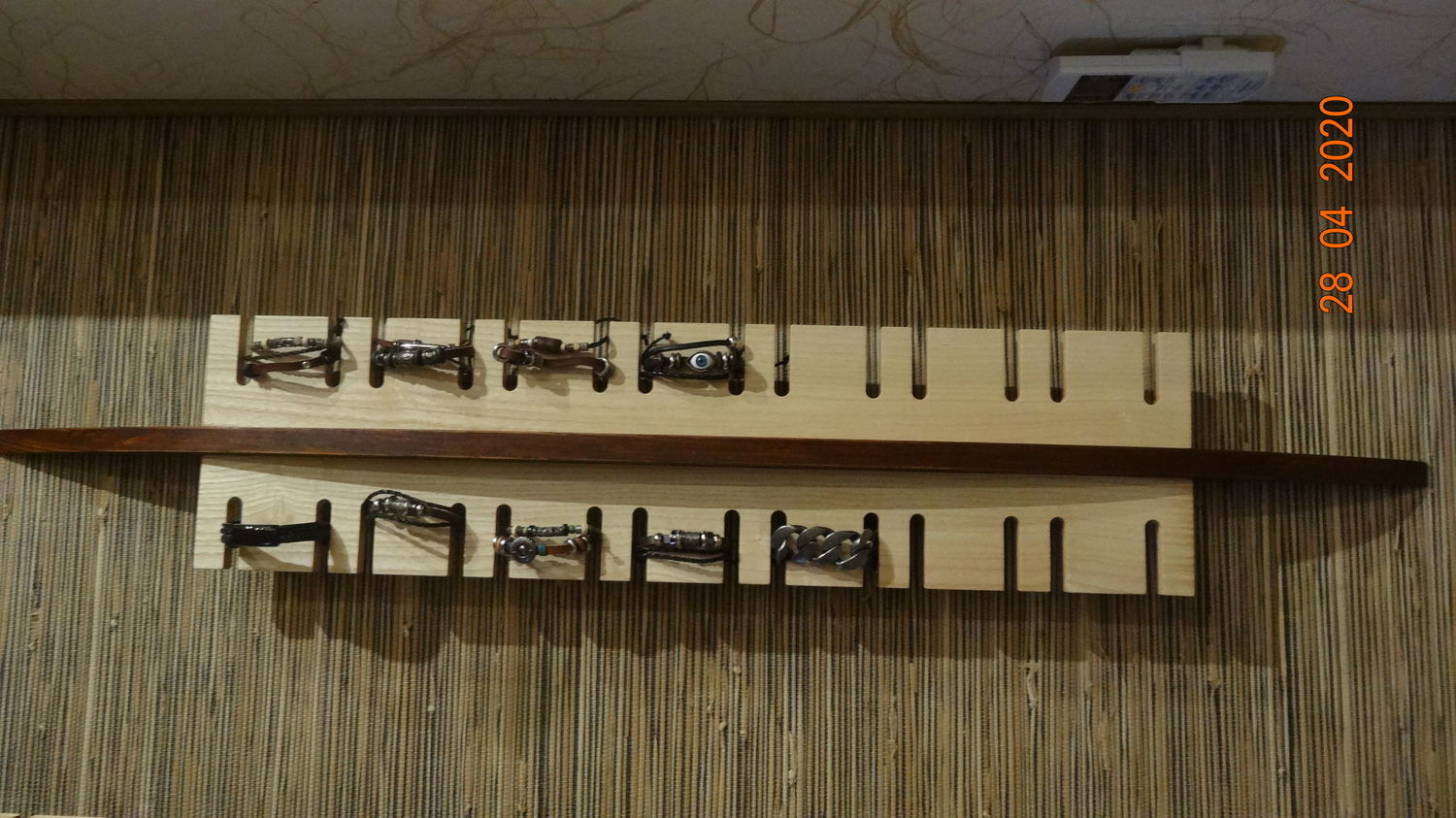 Фото №4 к отзыву покупателя Сергей о товаре Подарки: Настенная подставка для наручных часов из дерева