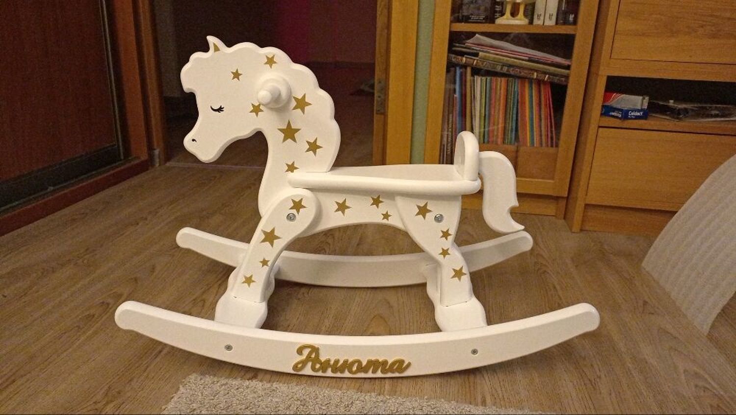 Photo №1 к отзыву покупателя Darya Shevchenko о товаре Деревянная лошадка качалка детская на заказ с именем эко игрушки