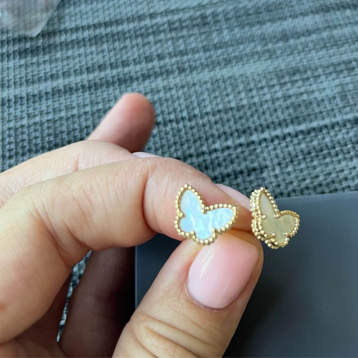 Photo №1 к отзыву покупателя Natalya о товаре Стильные золотые серьги-пусеты в виде бабочки с радужным перламутром