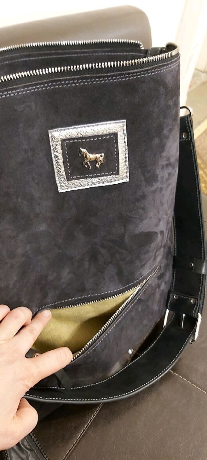 Фото №3 к отзыву покупателя Гончарова Оксана о товаре Хобо сумка, натуральная замша, кожа, серый, тёмно серый, серебристый