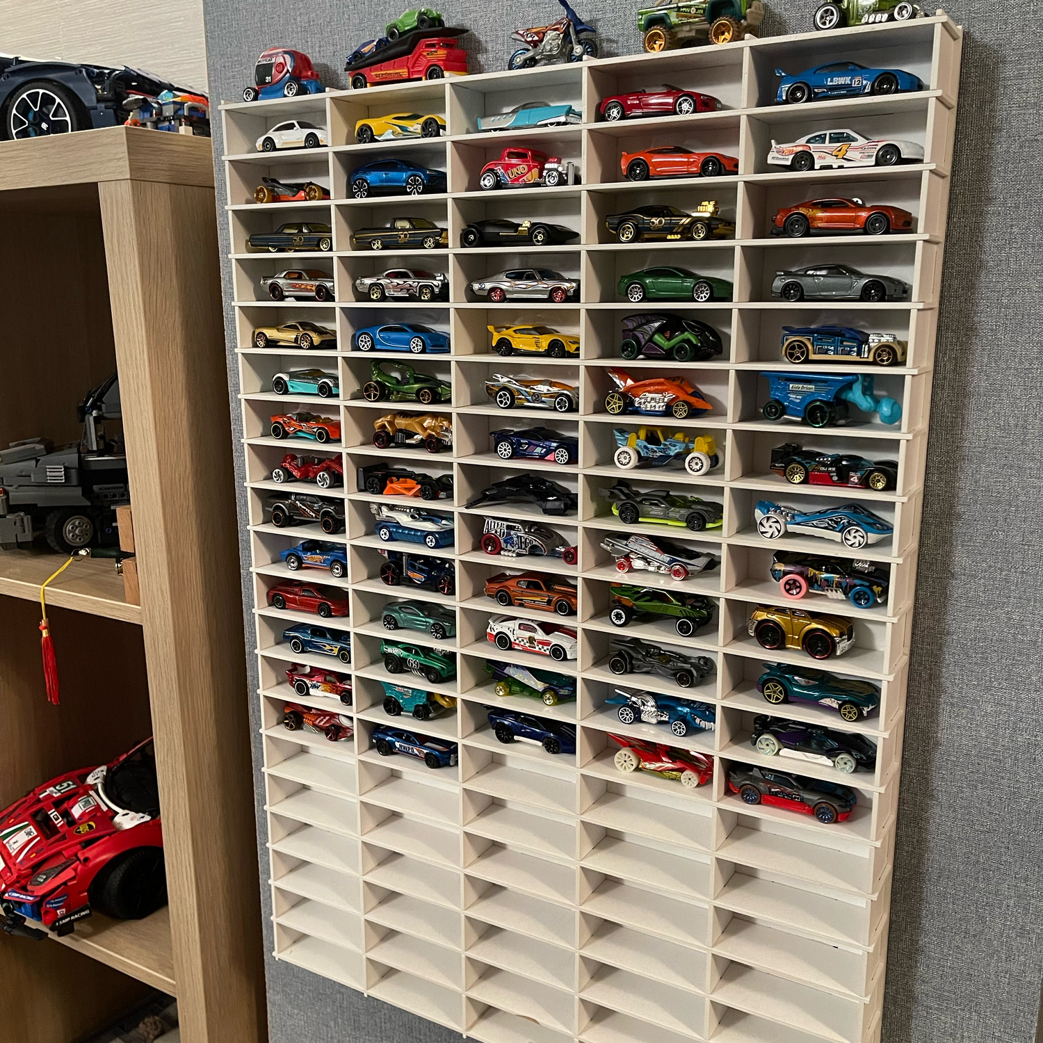 Фото №1 к отзыву покупателя Катерина о товаре Полка для машинок Hot Wheels, Matchbox 1:64 белая