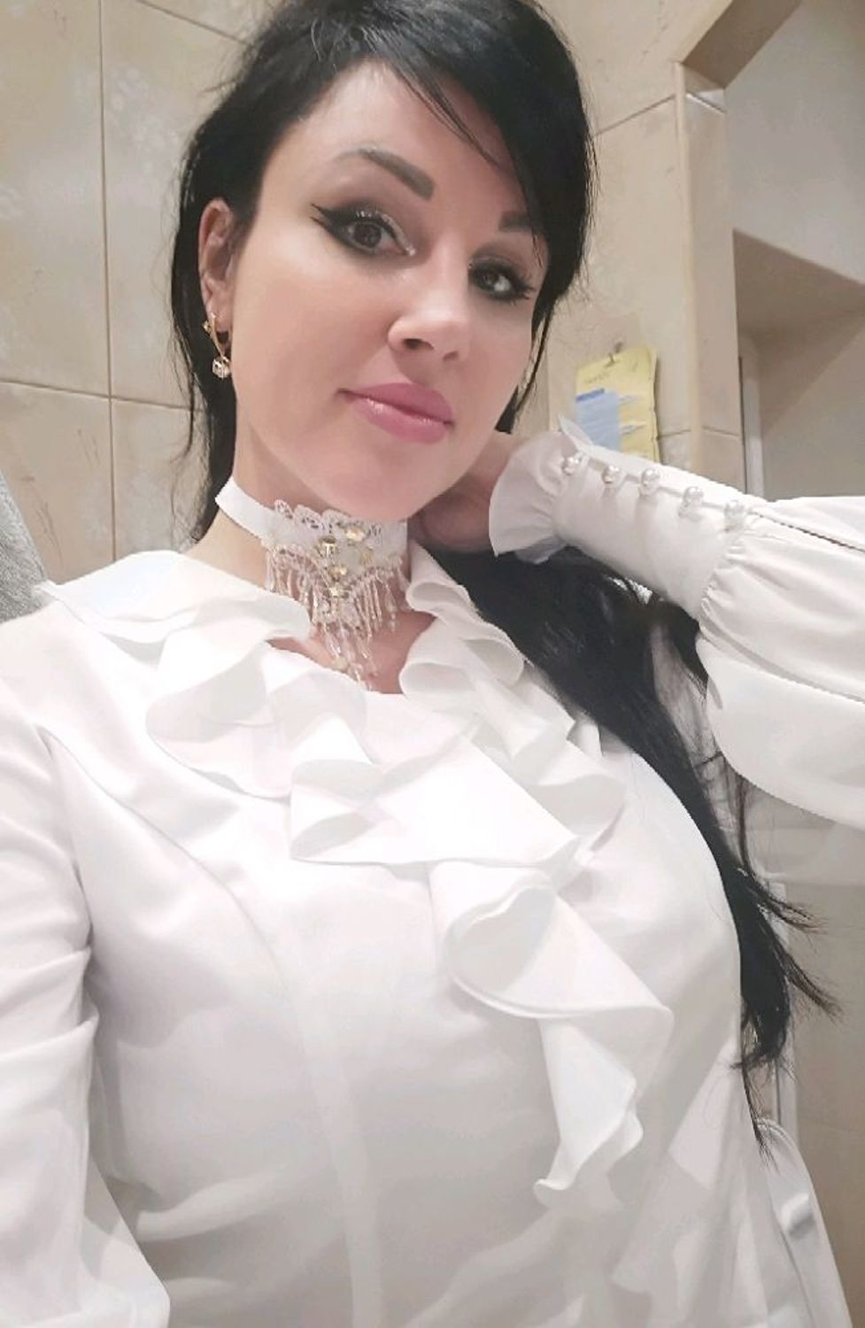 Photo №1 к отзыву покупателя Zhanna о товаре Белая блузка и колье .