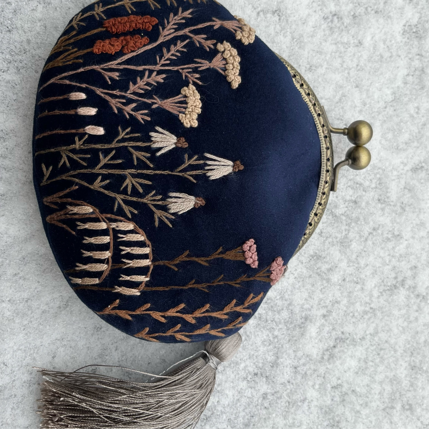 Фото №2 к отзыву покупателя Ольга о товаре "Botanica "- бархатный кошелёк с вышивкой.