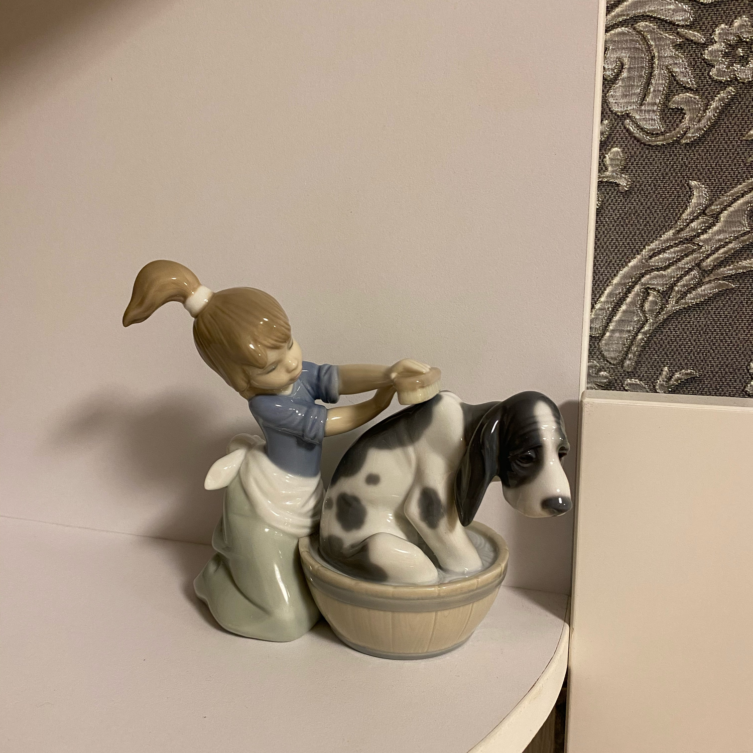 Фото №1 к отзыву покупателя Antiquités et Vintage о товаре Винтаж: LLADRO фарфоровая статуэтка 5455 Купание собаки