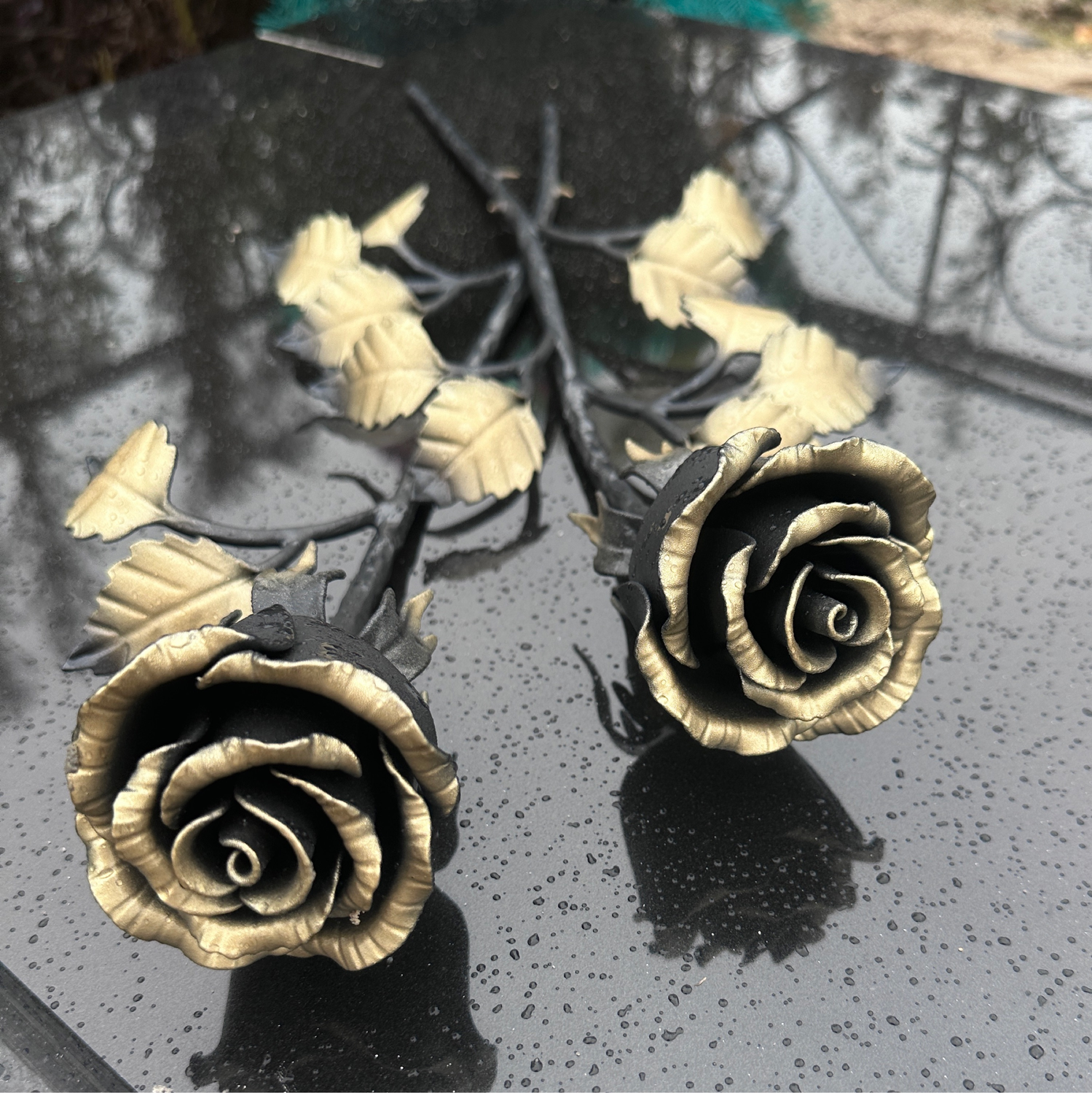 Фото №3 к отзыву покупателя Будаева Софья о товаре Кованые розы , со штырями для крепления к памятнику