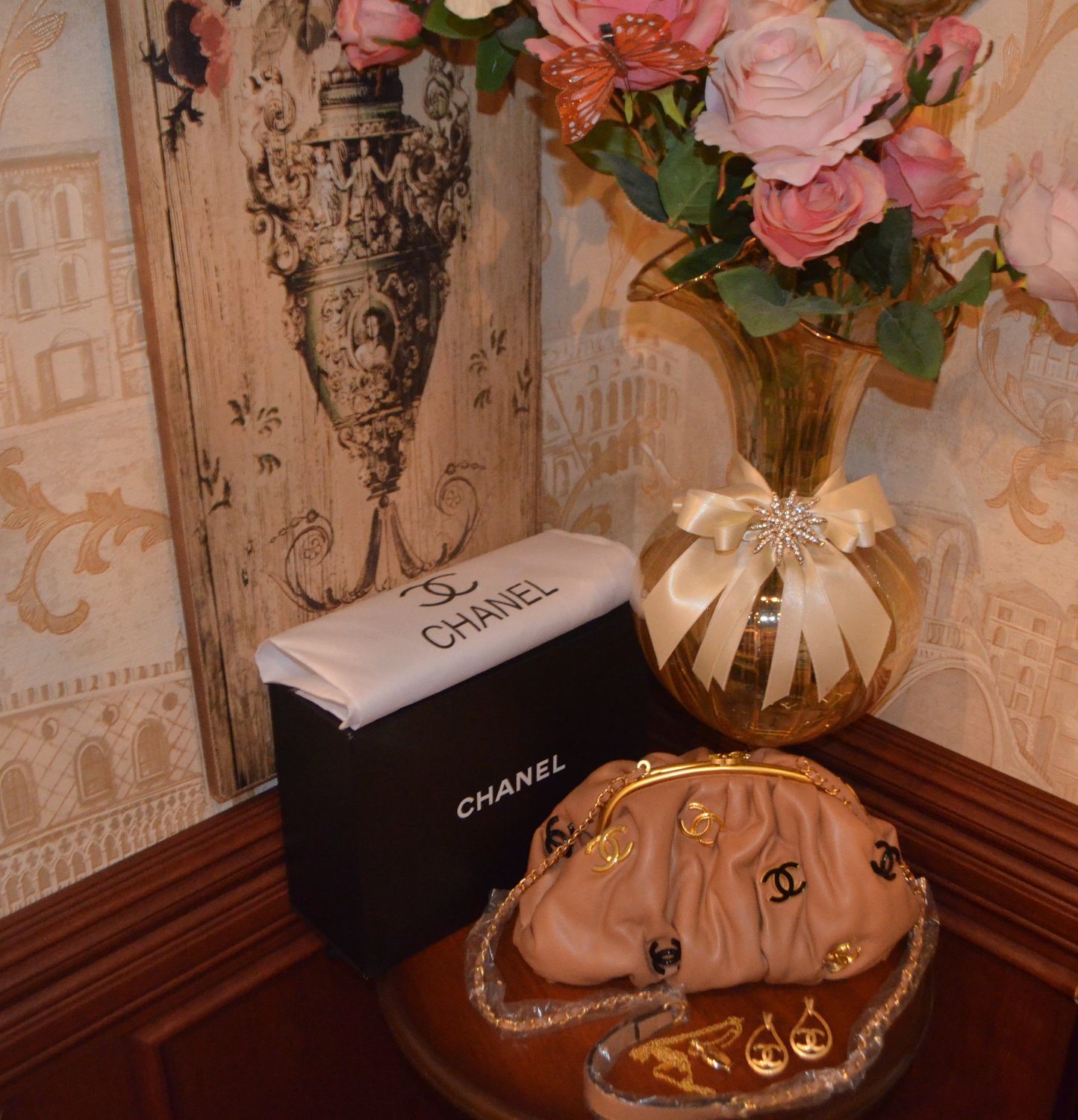 Фото №2 к отзыву покупателя ТатьЯна о товаре Сумка Клатч Chanel коллекционная. Сумка бежевая Шанель экокожа.