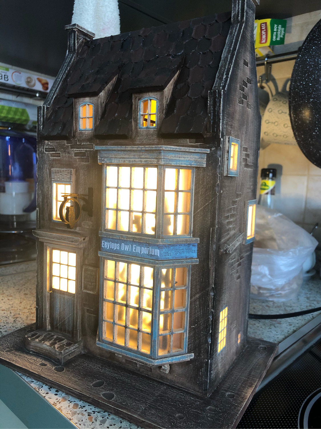 Photo №1 к отзыву покупателя Vihreva Yuliya о товаре Совиная Лавка - светильник-домик из мира Гарри Поттера