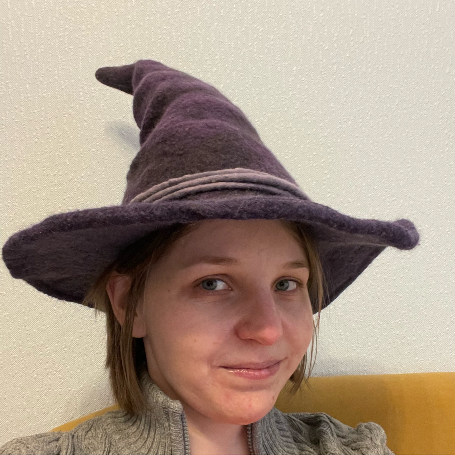 Фото №1 к отзыву покупателя Ксения о товаре Фиолетовая шляпа для Хеллоуина