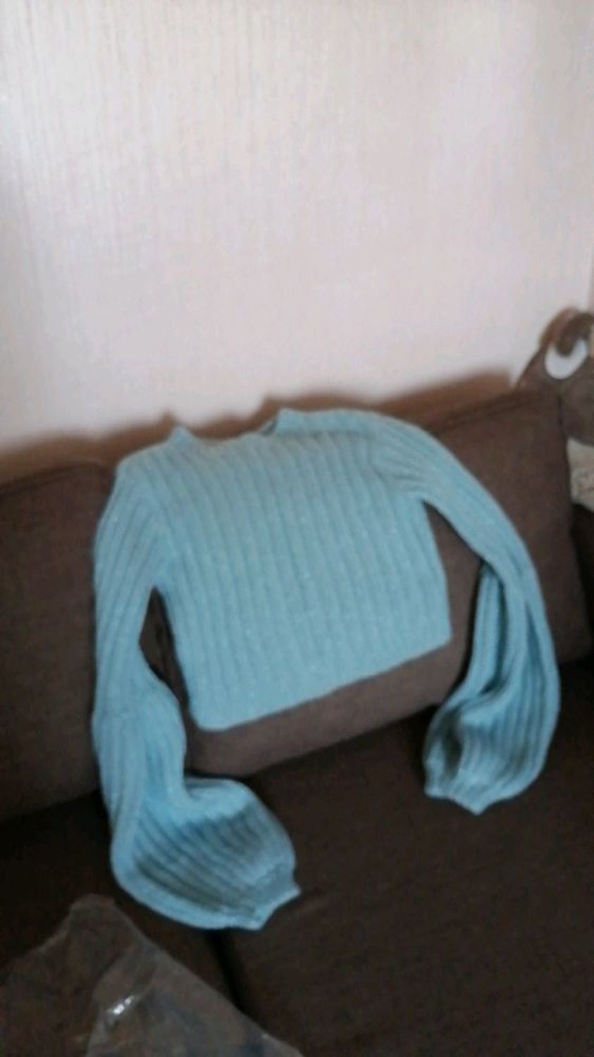Фото №1 к отзыву покупателя Olkha (джинсовые рюкзаки/сумки) о товаре Голубой вязаный свитер с объемными рукавами