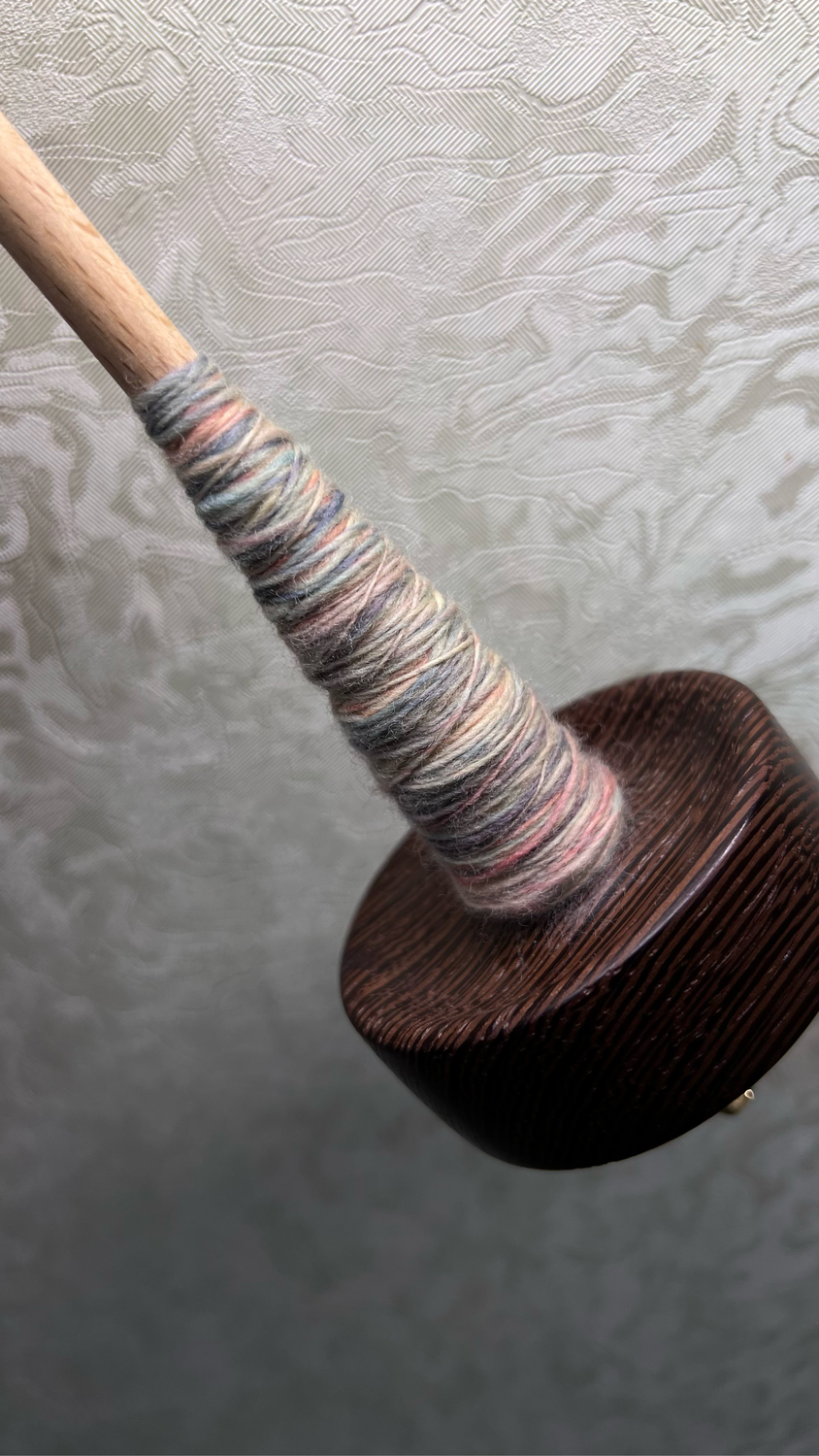 Фото №1 к отзыву покупателя chalsey_knittingthings о товаре Веретено подвесное из венге, 68г