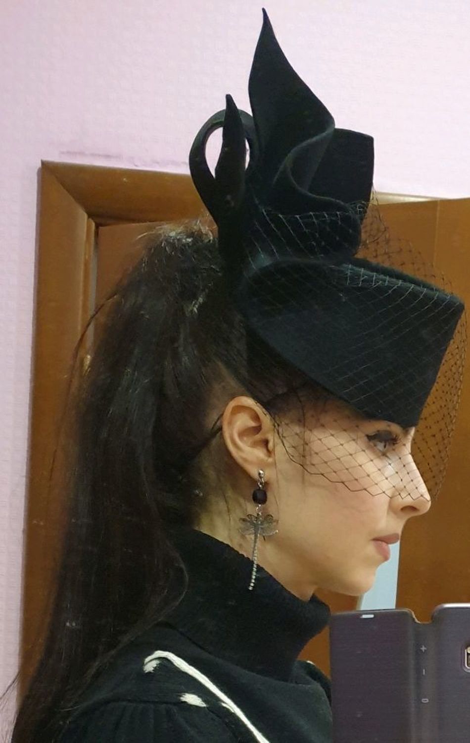 Photo №2 к отзыву покупателя Chernova Tatyana о товаре Дизайнерская шляпка из фетра для приемов и торжеств, черная