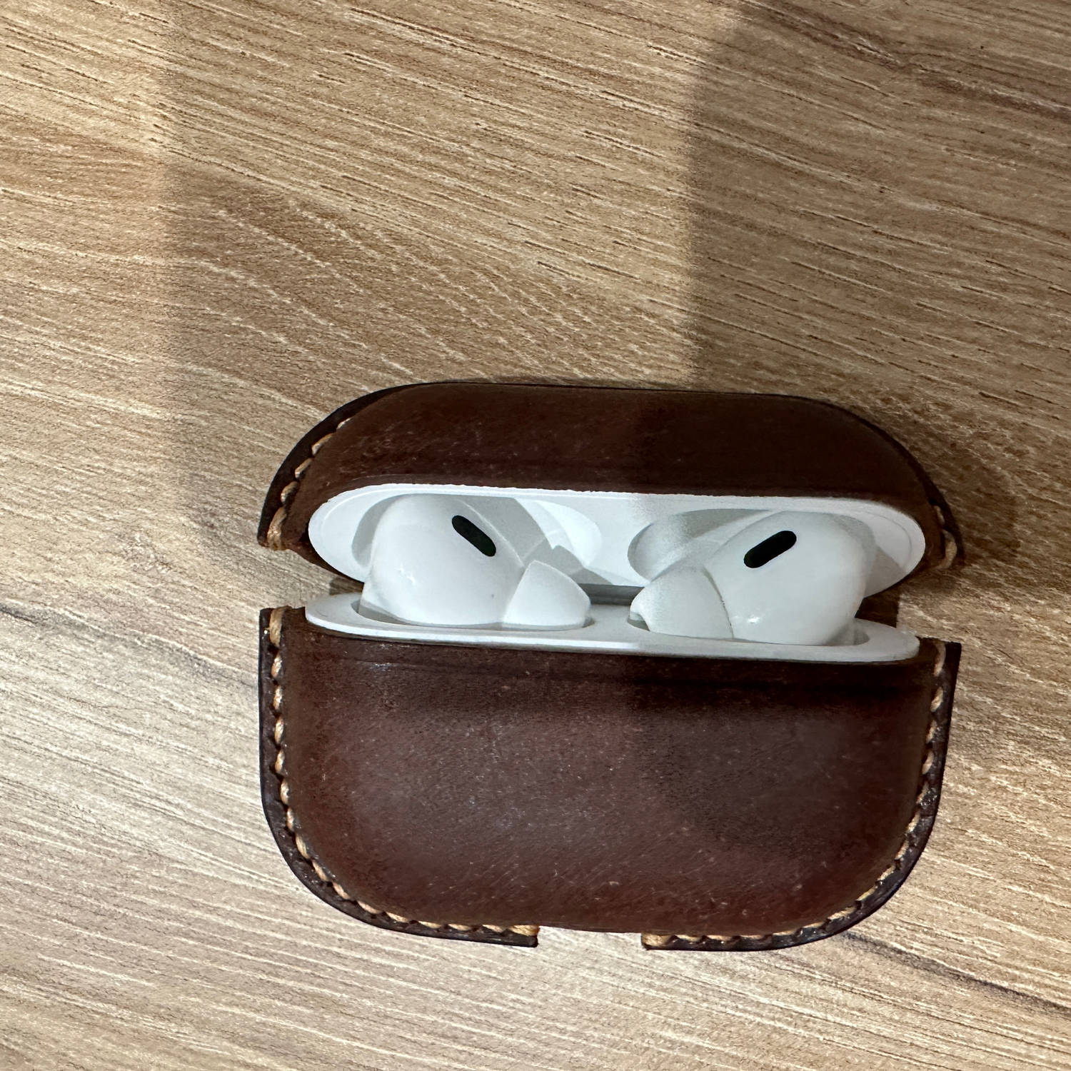 Фото №4 к отзыву покупателя Алексей Стрельчук о товаре Чехол для AirPods Pro из натуральной кожи коричневый табак аирподс про
