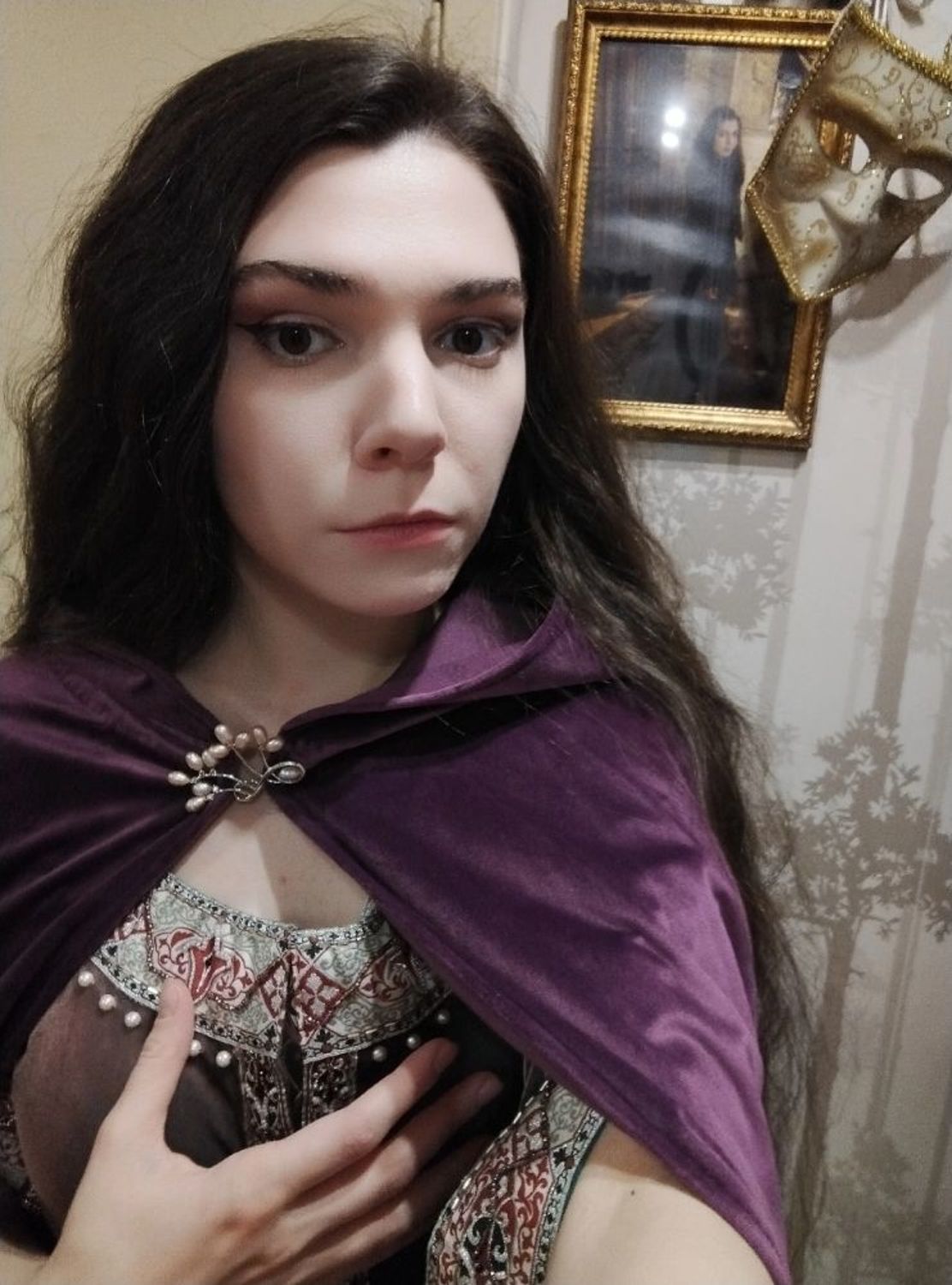 Фото №1 к отзыву покупателя Witchy Lilac: Stones & Flowers о товаре "Аметист" плащ бархатный с капюшоном фэнтезийный и еще 1 товар
