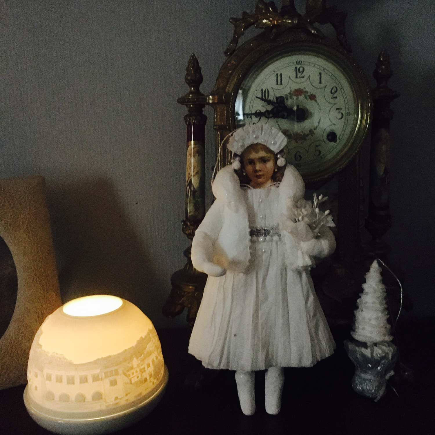 Фото №3 к отзыву покупателя Irasokoloff о товаре "Девушка в белом". Ватная интерьерная игрушка.