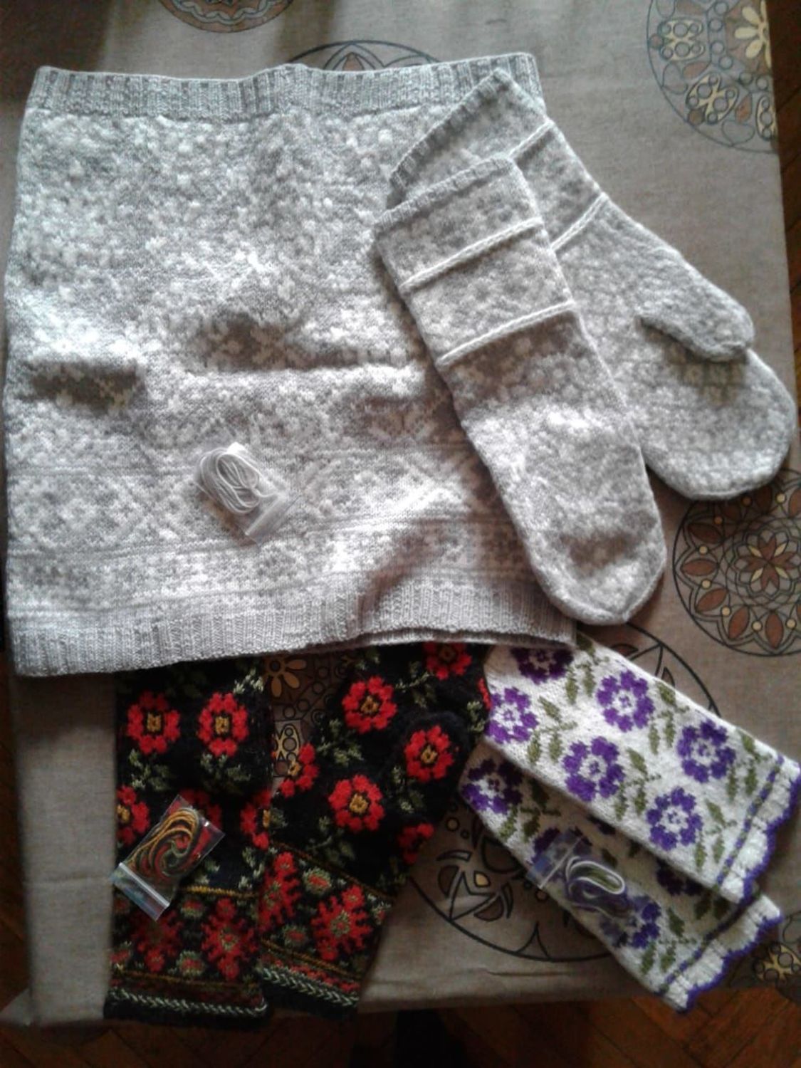 Photo №1 к отзыву покупателя Mariya Novakovskaya о товаре Варежки "Красные цветы" and 2 more items