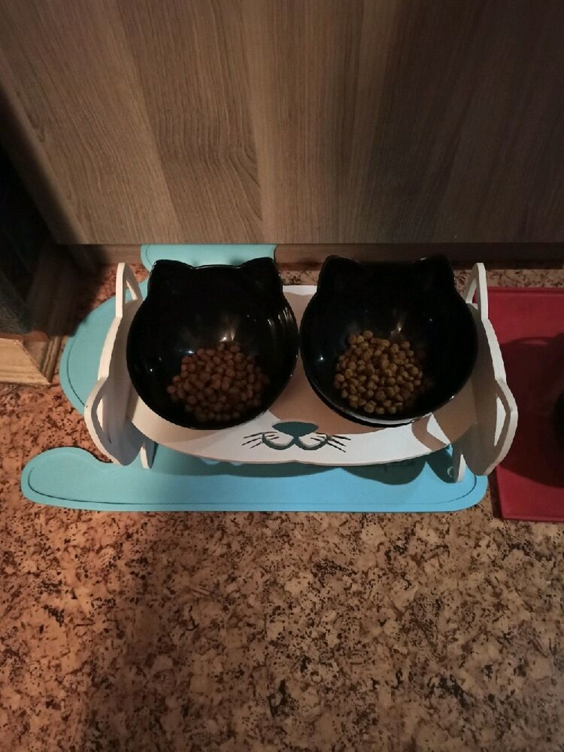 Photo №1 к отзыву покупателя Yuliya о товаре Замуррчательная подставка с мисками для кошки