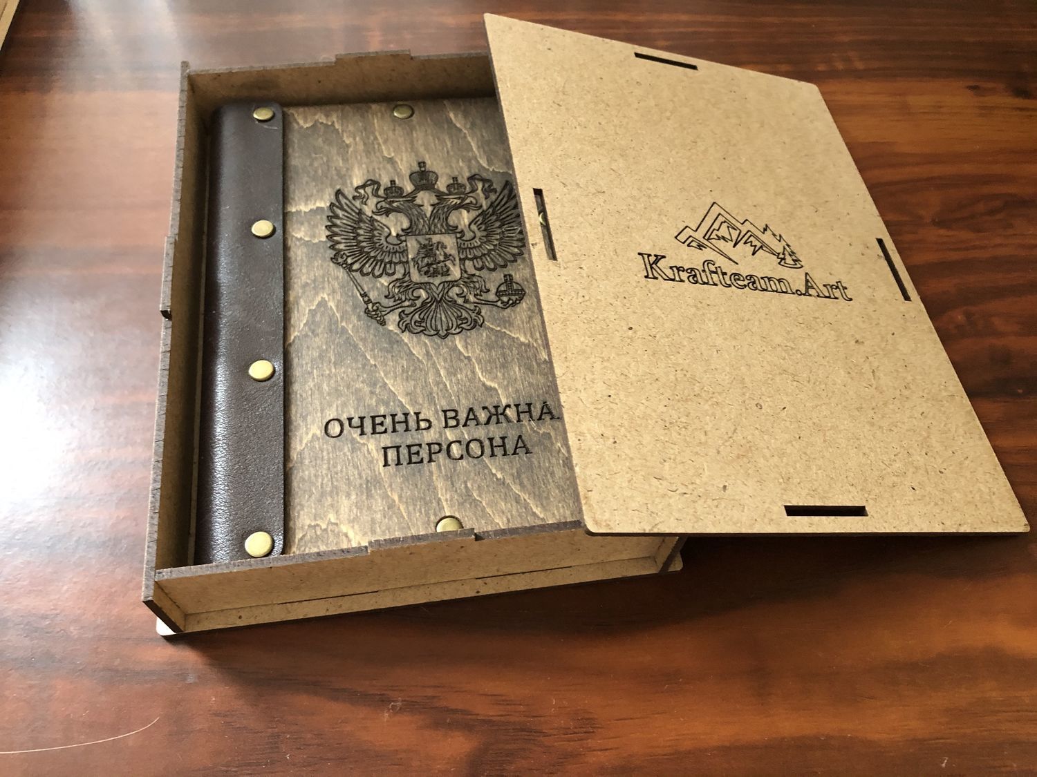 Фото №4 к отзыву покупателя Масленников Сергей о товаре Обложка на паспорт (герб)