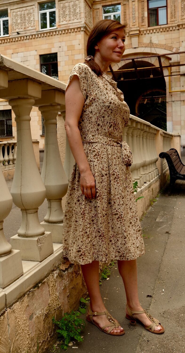 Фото №2 к отзыву покупателя Елена о товаре Летнее платье из вискозы, бежевое, коричневое, с коротким рукавом