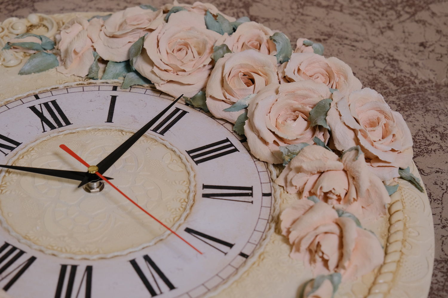 Photo №4 к отзыву покупателя Dmitrij о товаре Часы "Люси"  с объемными розами скульптурная живопись 50 см