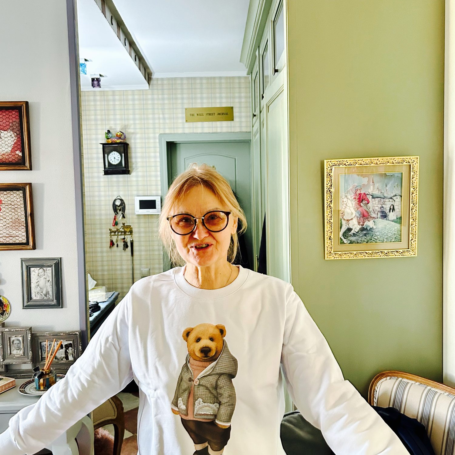 Photo №1 к отзыву покупателя Larisa Meladze i medvedi о товаре Свитшот белый с крупным принтом мишки Тедди в одежде