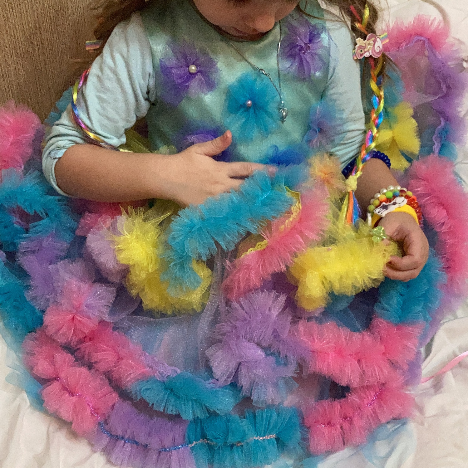 Фото №1 к отзыву покупателя Дашутка Назарова о товаре Пышное детское платье в цветах радужного единорога
