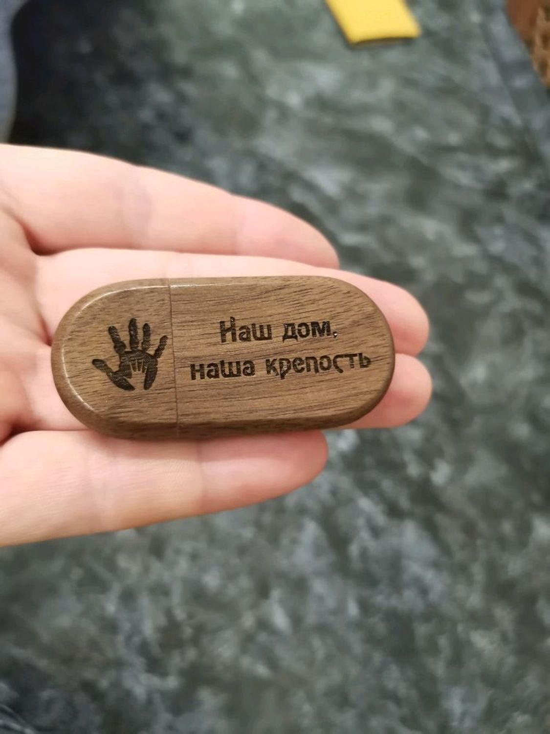 Photo №3 к отзыву покупателя Aleksandra о товаре Деревянная флешка с гравировкой в коробочке, подарок из дерева, usb