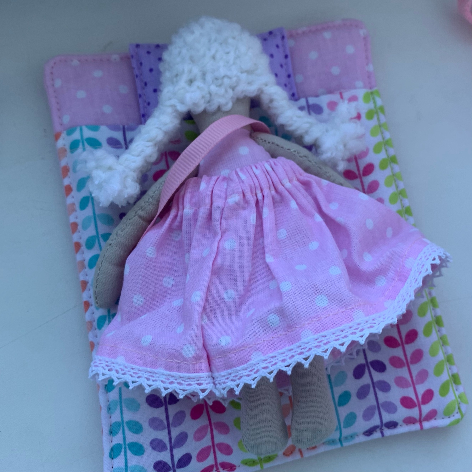 Фото №3 к отзыву покупателя HappilyEverAfter о товаре Кукольный домик с куклой и одеждой