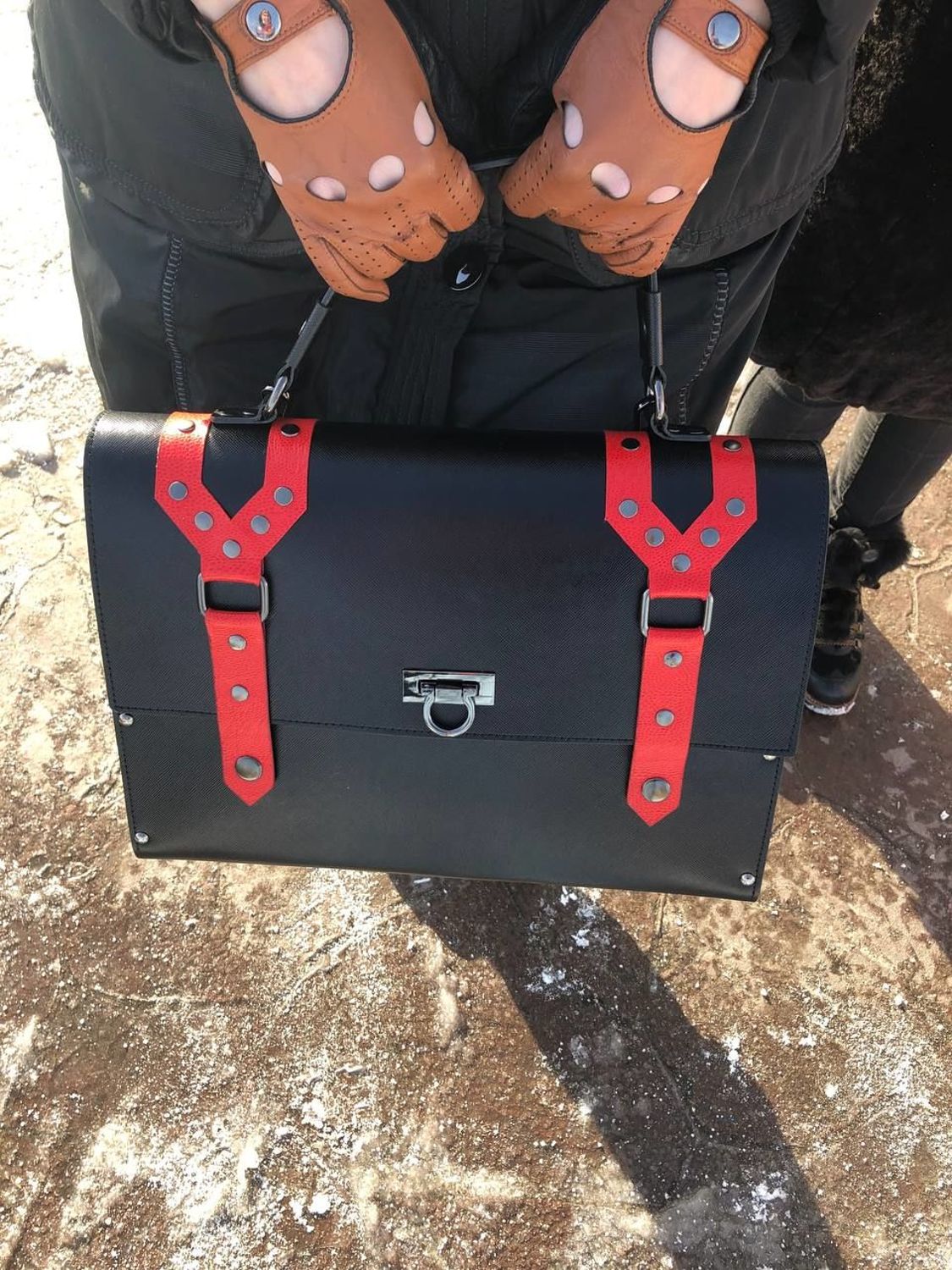 Photo №2 к отзыву покупателя Olga Semenyuk о товаре Портфель: Кожаный портфель рюкзак черно-красный
