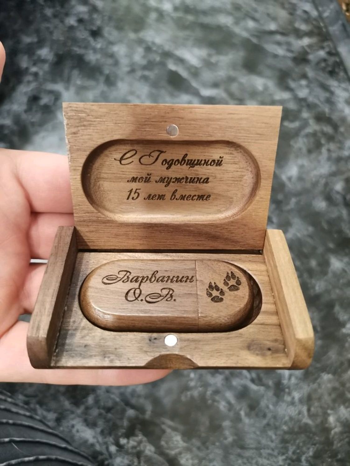 Photo №2 к отзыву покупателя Aleksandra о товаре Деревянная флешка с гравировкой в коробочке, подарок из дерева, usb